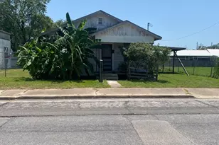705 E North St, Victoria, TX 77901 - Photo 1