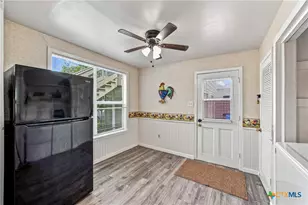 108 E College St, Seguin, TX 78155 - Photo 10