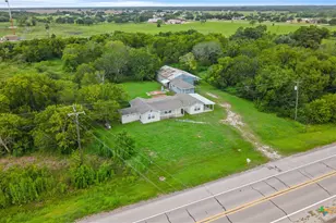 1409 W Main St, Edna, TX 77957 - Photo 2