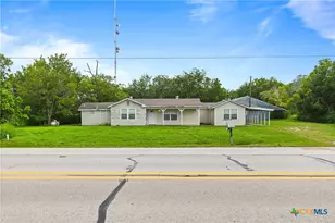 1409 W Main St, Edna, TX 77957 - Photo 10