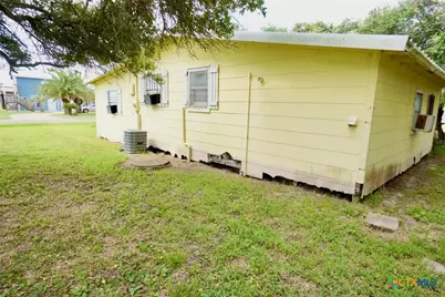 706 W Jefferson Avenue, Port O'Connor, TX 77982 - Photo 4