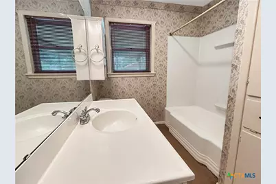 802 E 14th St, Cameron, TX 76520 - Photo 12
