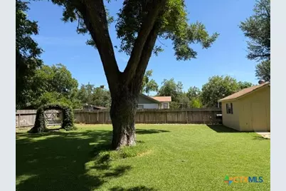 802 E 14th St, Cameron, TX 76520 - Photo 12