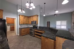 565 E Ward St, Goliad, TX 77963 - Photo 14