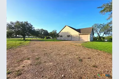 565 E Ward Street, Goliad, TX 77963 - Photo 6