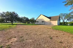 565 E Ward St, Goliad, TX 77963 - Photo 6