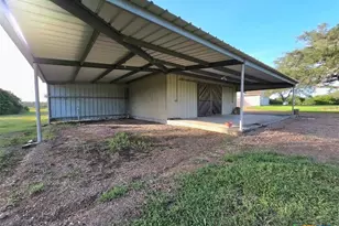 565 E Ward St, Goliad, TX 77963 - Photo 4