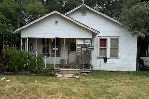 603 Davis Ave, Yoakum, TX 77995 - Photo 1
