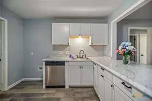 1610 E Rosebud Ave, Victoria, TX 77901 - Photo 8