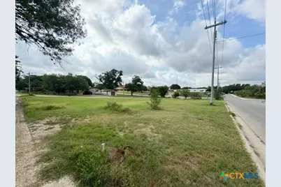 301 N Heideke Street, Seguin, TX 78155 - Photo 2