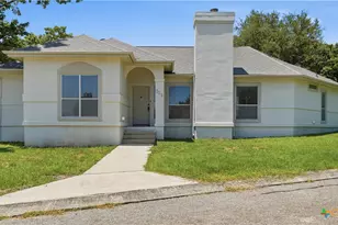 703 Lazy Bluff Ln, New Braunfels, TX 78130 - Photo 2