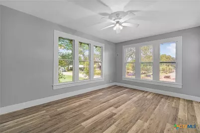 414 E Hochheim Street, Yoakum, TX 77995 - Photo 8