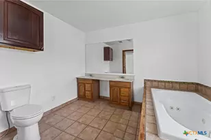 1214 E Oak St, Goliad, TX 77963 - Photo 14