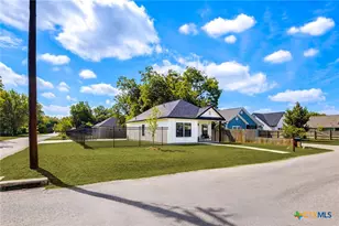 303 Pine St, Luling, TX 78648 - Photo 2