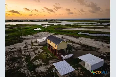 326 E Tenth Street, Rockport, TX 78382 - Photo 2