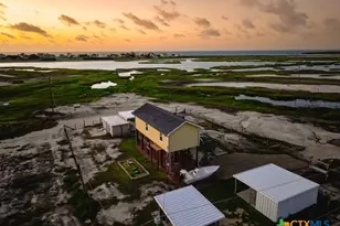 326 E Tenth St, Rockport, TX 78382 - Photo 2