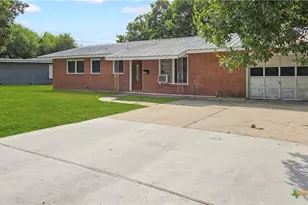 1402 Springwood Ln, Port Lavaca, TX 77979 - Photo 2