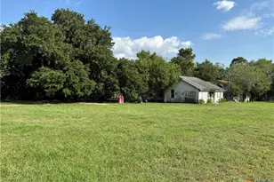 505 S Esplanade St, Cuero, TX 77954 - Photo 2
