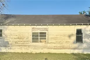 409 W Morris St, Yoakum, TX 77995 - Photo 2