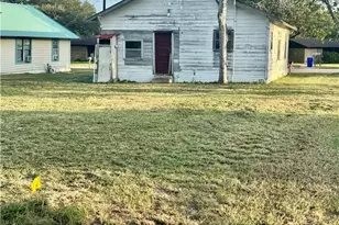 409 W Morris St, Yoakum, TX 77995 - Photo 4