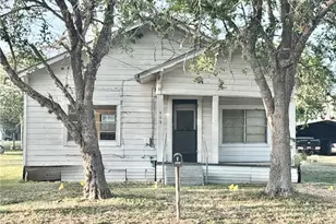 409 W Morris St, Yoakum, TX 77995 - Photo 1
