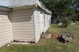 415 S Virginia St, Port Lavaca, TX 77979 - Photo 2