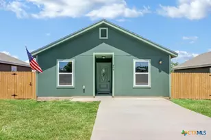 806 E 6th St, Nixon, TX 78140 - Photo 1