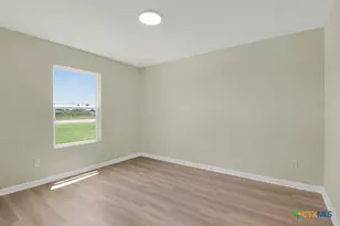 806 E 6th St, Nixon, TX 78140 - Photo 12
