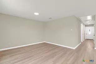 806 E 6th St, Nixon, TX 78140 - Photo 4