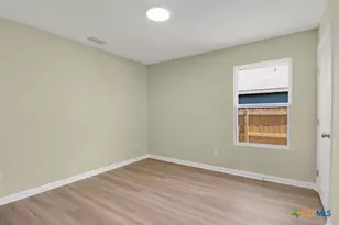 806 E 6th St, Nixon, TX 78140 - Photo 16