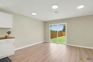 806 E 6th St, Nixon, TX 78140 - Photo 6