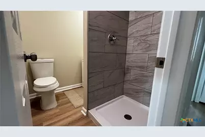 806 E 6th Street, Nixon, TX 78140 - Photo 24