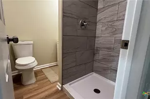 806 E 6th St, Nixon, TX 78140 - Photo 24