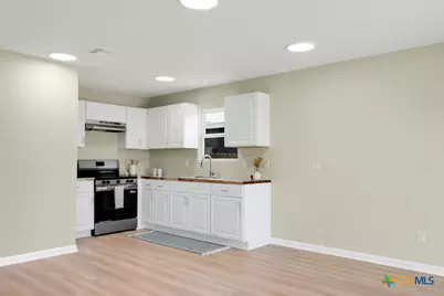 806 E 6th Street, Nixon, TX 78140 - Photo 8