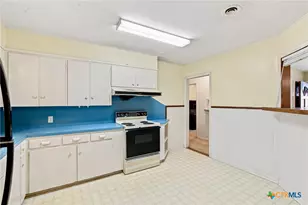 2302 E Rosebud Ave, Victoria, TX 77901 - Photo 8