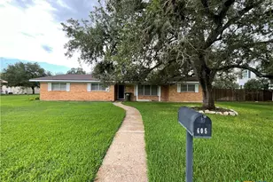605 3rd St, Cuero, TX 77954 - Photo 2