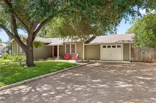 351 E North St, New Braunfels, TX 78130 - Photo 2
