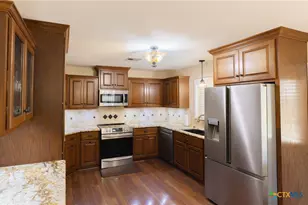 2206 E Loma Vista Ave, Victoria, TX 77901 - Photo 6