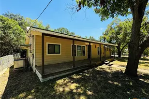 817 N Goodrich St, Seguin, TX 78155 - Photo 2