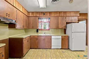 205 E Brazos St, Victoria, TX 77901 - Photo 2
