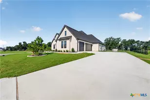 101 Lakeview Ct, Belton, TX 76513 - Photo 2
