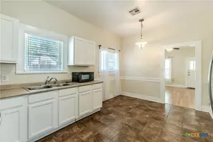 738 N Wall St, Belton, TX 76513 - Photo 10
