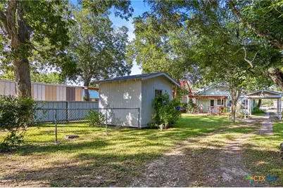 210 Pecan Street, Yoakum, TX 77995 - Photo 20
