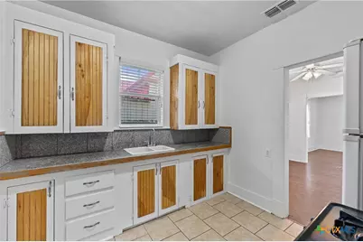 210 Pecan Street, Yoakum, TX 77995 - Photo 10