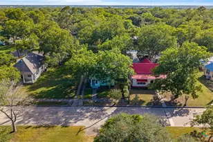 210 Pecan St, Yoakum, TX 77995 - Photo 24
