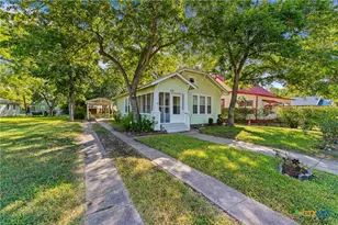 210 Pecan St, Yoakum, TX 77995 - Photo 2