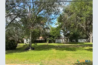 704,706 Walnut Street, Yoakum, TX 77995 - Photo 2