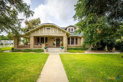 390 S Guenther Avenue, New Braunfels, TX 78130 - Photo 2