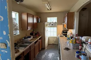 602 W Dallas Ave, Seadrift, TX 77983 - Photo 4