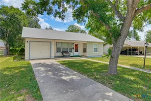 437 Wallace St, Seguin, TX 78155 - Photo 2